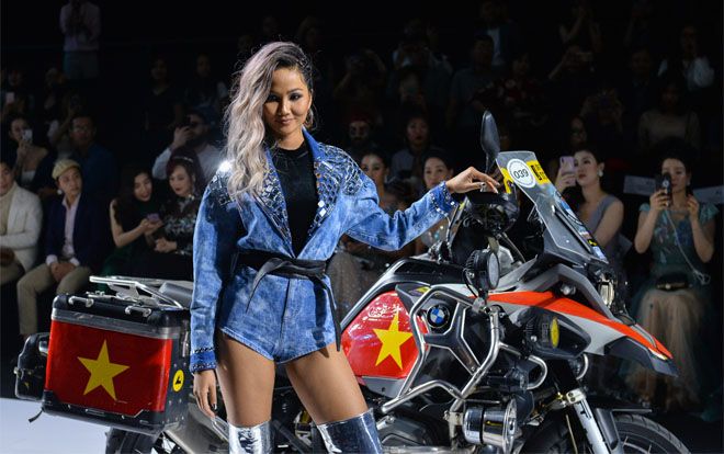 H'Hen Niê 'cool ngầu' khi mặc đồ jeans, cưỡi môtô trên sàn diễn thời trang