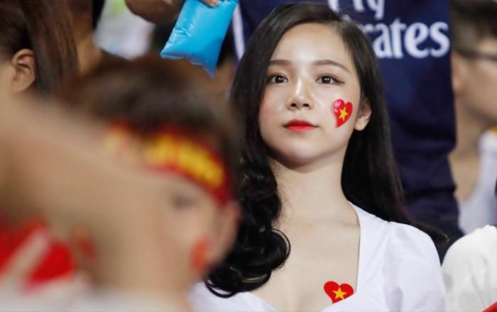 'Hot girl World Cup' Thủy Tiên bất ngờ nhận 'gạch đá'