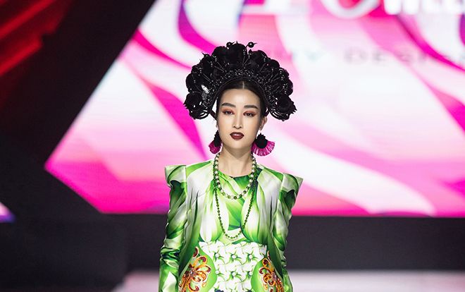 Đỗ Mỹ Linh đánh son thâm, đội mão ấn tượng làm vedette show thời trang