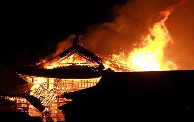Lâu đài Shuri 600 tuổi của Nhật Bản chìm trong biển lửa