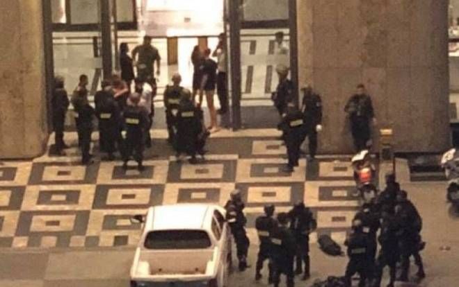 Nam thanh niên nghi ngáo đá dùng hung khí chém một người bị thương tại tòa nhà Landmark 81