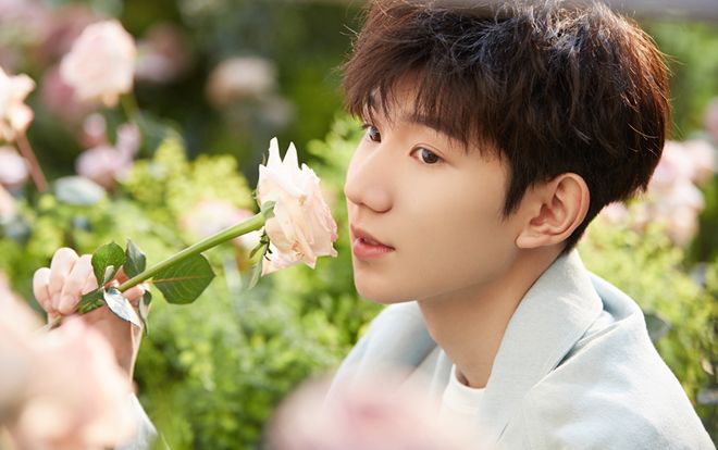 Dù chỉ mới 18 tuổi, Vương Nguyên đã được mẹ gợi ý đi xem mắt