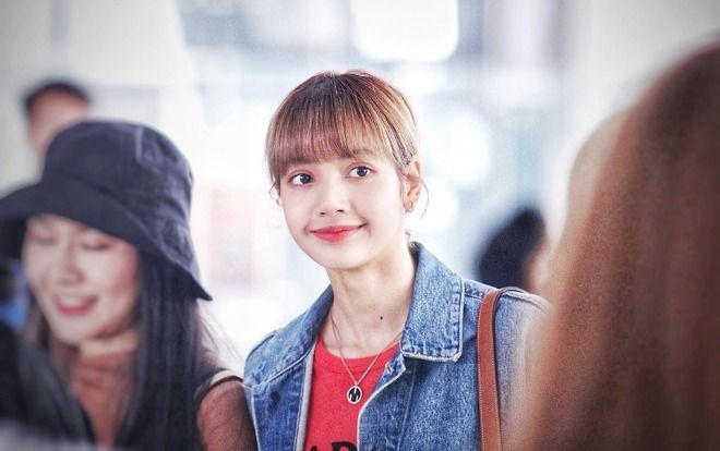 Khoảnh khắc khiến fan 'tan chảy': Lisa (BlackPink) ôm ghì bố mẹ tại sân bay không rời