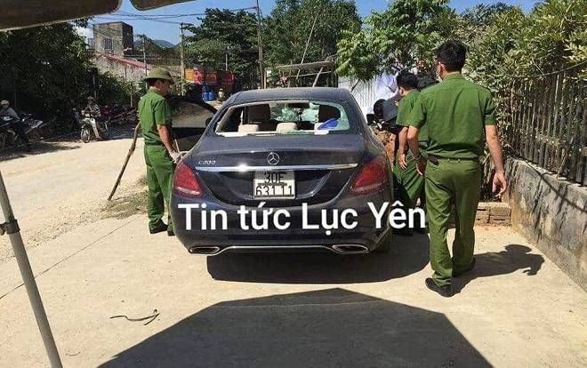 Phát hiện Mercedes mang BKS Hà Nội bị đập phá bỏ lại ven đường ở Yên Bái, trên xe có vết máu