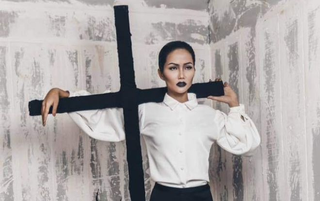 H'Hen Niê trang điểm ma mị, fan khóc thét tưởng chơi lớn Halloween nhưng sự thật khác hẳn