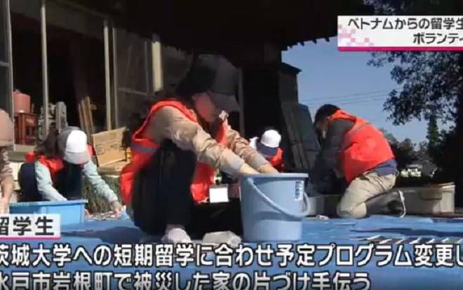 Nhóm du học sinh Việt được kênh truyền hình Nhật Bản đưa tin vì hành động cứu trợ sau cơn bão số 19