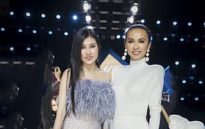 Emily Hồng Nhung đọ sắc bên MC 6 múi Huyền Ny