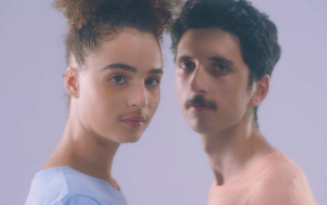 Hãng dao cạo gây xôn xao với chiến dịch khuyến khích phụ nữ để ria mép