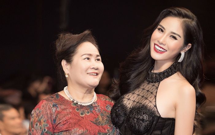 Á hậu Hoàng Hạnh đẹp không góc chết, quấn quýt cùng mẹ khi tham dự sự kiện
