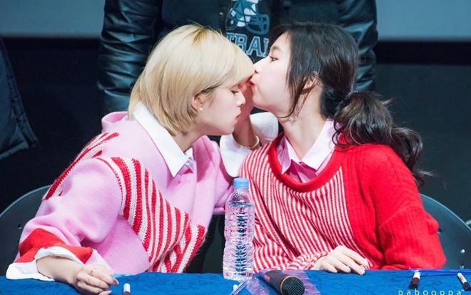Sana tiếp tục thể hiện tình bạn thắm thiết với Jeongyeon (TWICE) nhân dịp sinh nhật của cô nàng