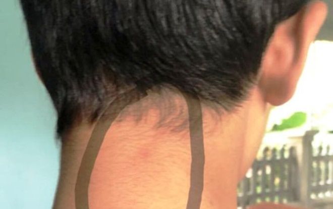 5 người lớn kéo vào trường đánh nam sinh lớp 8 vì cho rằng con gái bị ức hiếp