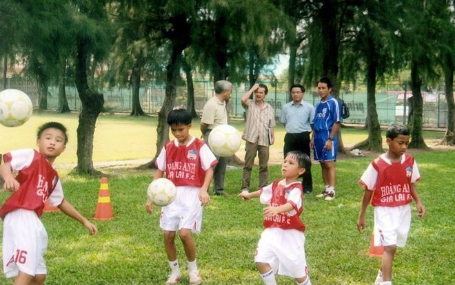 'Bóng đá đâu chỉ có riêng ánh hào quang, hãy học tập thật tốt'