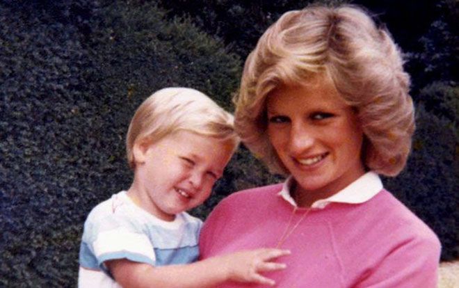 Vì sao Công nương Diana không tiết lộ chuyện mình mang thai Harry cho Thái tử Charles?