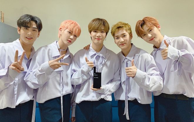 Không ngại đối thủ nặng kí, Nu'est lần đầu thắng cúp trên Inkigayo với 'Love me'