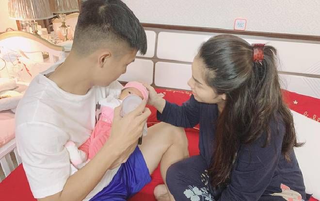 Hành động chuẩn 'người chồng lý tưởng' của cầu thủ Bùi Tiến Dũng được dân tình ngợi khen