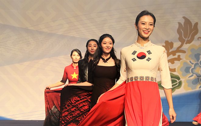 Người mẫu Hàn Quốc không giấu nổi niềm say mê khi diễn thời trang áo dài Việt