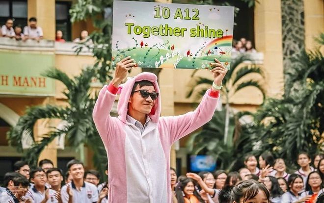 Thầy giáo trường THPT Trưng Vương cosplay cực chất, siêu ‘cute’ khiến cộng đồng mạng 'dậy sóng'