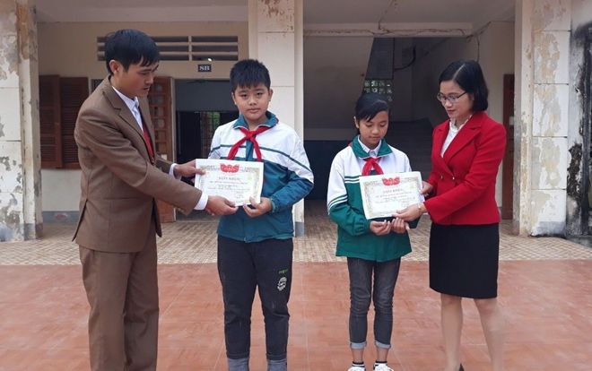 Nghệ An: Tuyên dương hai học sinh lớp 7 nhặt được ví 15 triệu tìm người trả lại