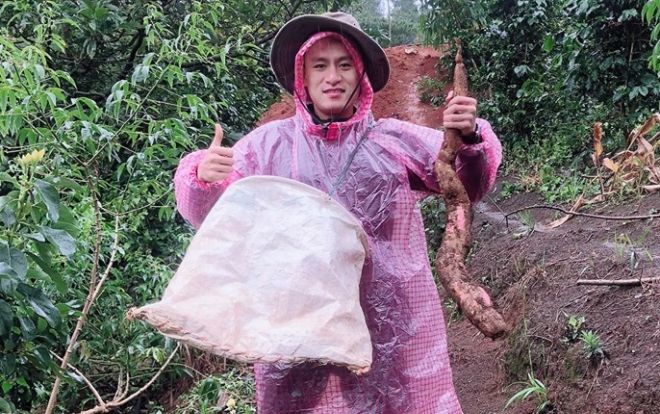 Không được lên tuyển Việt Nam, Huy Toàn về quê làm nông dân