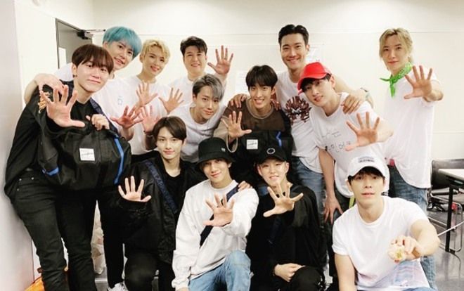 Có tâm như SEVENTEEN, vừa cổ vũ dưới hàng ghế khán giả vừa đi ăn tối cùng Super Junior