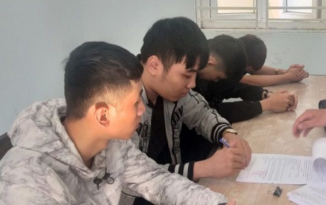 Nhóm 7 thanh thiếu niên chặn đường uy hiếp 2 cán bộ công an để cướp tài sản