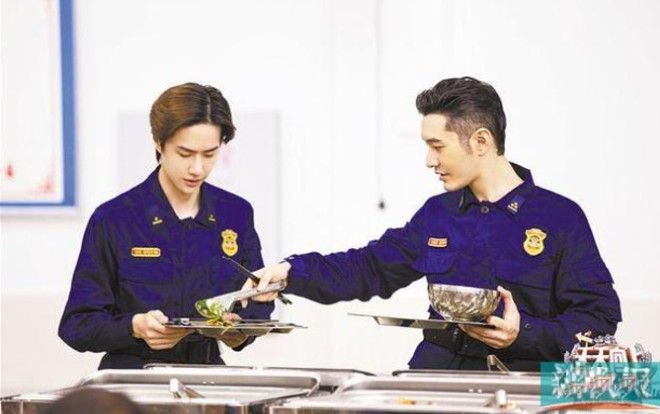 Huỳnh Hiểu Minh chọc ghẹo Vương Nhất Bác: 'Anh xem phim của cậu mà trưởng thành đó'