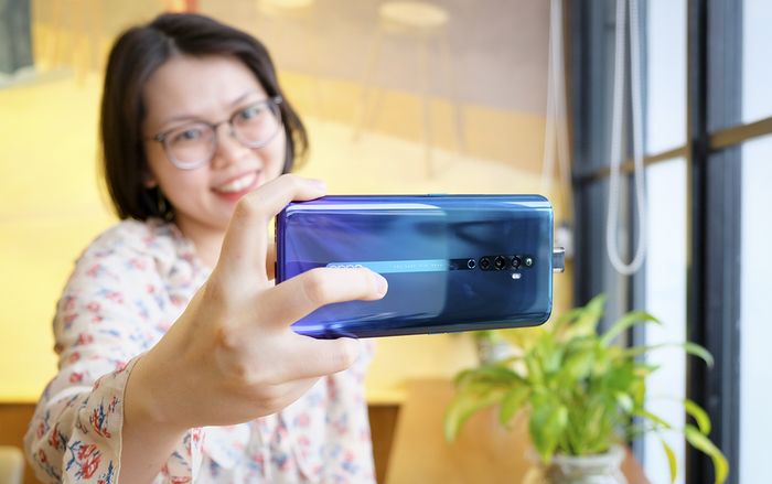 Trên tay OPPO Reno2 F Xanh Tinh Vân: Hiệu ứng gradient bắt mắt, giá không đổi!
