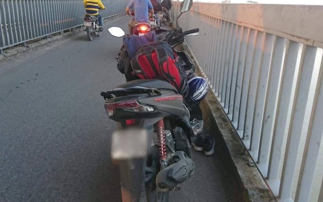 Người đàn ông dừng xe máy giữa cầu Thăng Long rồi bất ngờ nhảy xuống sông Hồng tự tử