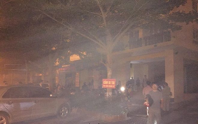 Giải cứu người dân khỏi chung cư, một chiến sĩ PCCC bị ngạt khói