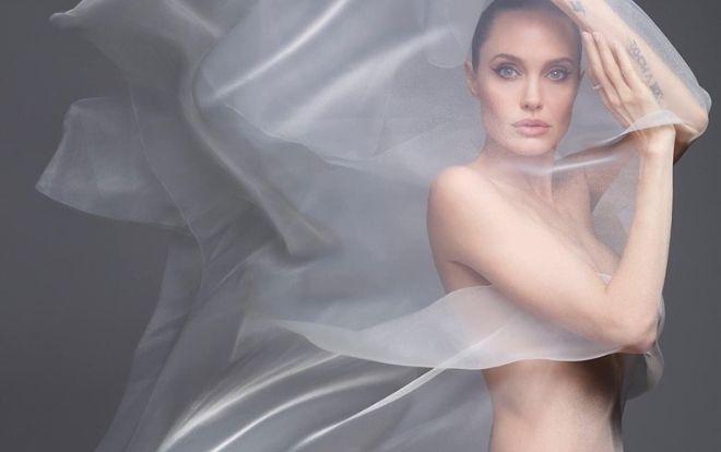 Angelina Jolie khiến fan thổn thức khi bán khỏa thân đẹp ảo diệu trên tạp chí
