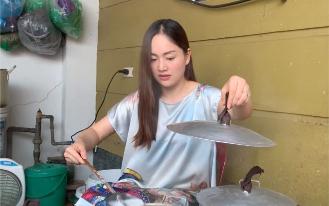 Bất ngờ chưa, Lan Phương bị chê làm bánh cuốn không khéo bằng chồng Tây