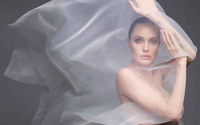 Angelina Jolia khoe vẻ đẹp mặn mà ở tuổi 45