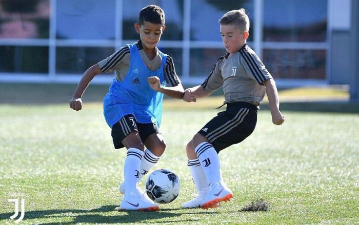 Con trai Ronaldo đạt hiệu suất ghi bàn khủng hơn bố lẫn Messi