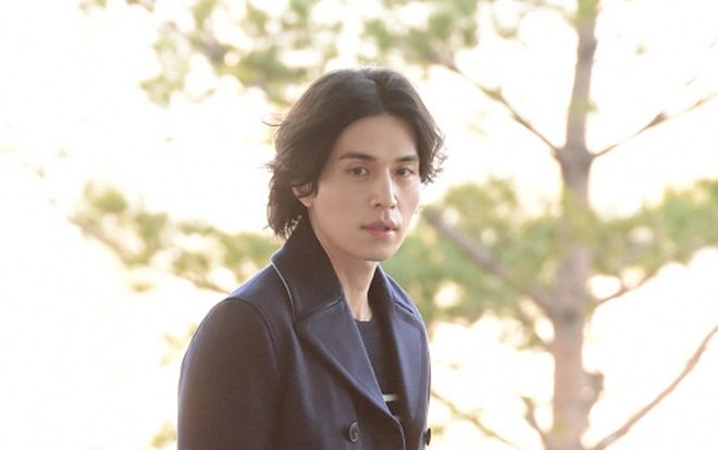 'Sát nhân máu lạnh' Lee Dong Wook tựa tài tử, rạng rỡ trong ngày sinh thần tuổi 38