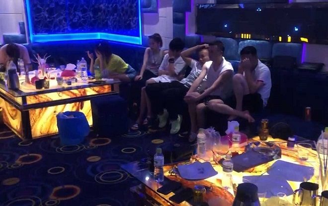 Đột kích quán karaoke, phát hiện hàng chục cô gái Việt và 19 khách Trung Quốc đang phê ma túy