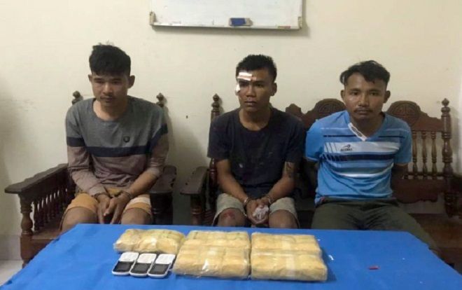 Bắt 3 người vận chuyển 30.000 viên ma túy vào Việt Nam