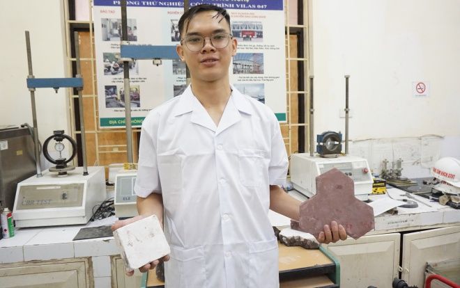 Nhóm sinh viên Hà Nội làm gạch lát vỉa hè đường từ túi nylon thải ngoài bãi rác