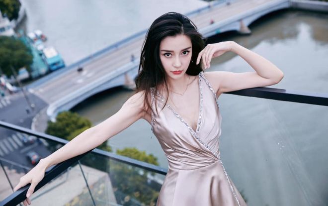 'Mẹ bỉm sữa' AngelaBaby gây choáng với số đo vòng eo siêu nhỏ