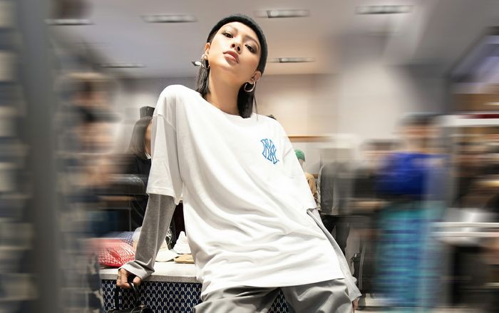 Tú Hảo mặc chồng 2 chiếc áo, đội mũ len bất chấp Sài Gòn khô hanh