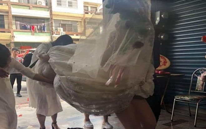 Cô dâu suýt lộ nội y trong ngày cưới chỉ vì hành động này của đám bạn