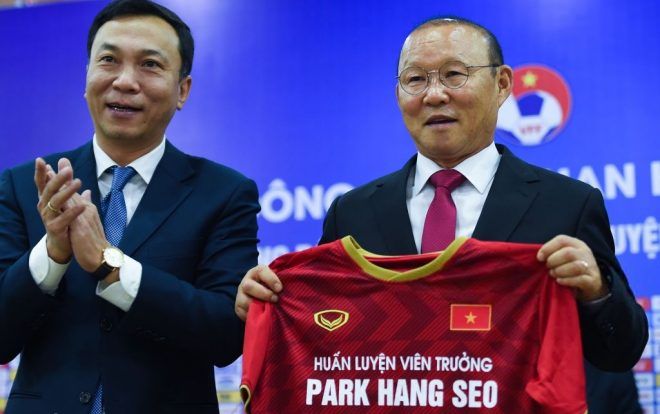 Mức lương 'khủng' của HLV Park Hang Seo vẫn kém xa HLV Thái Lan