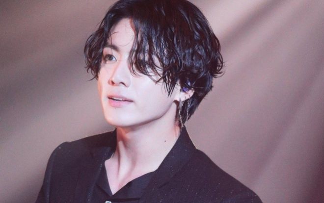 Knet thất vọng khi JungKook vẫn thản nhiên chơi game sau khi gây tai nạn: 'Cậu ấy là hố đen của BTS'