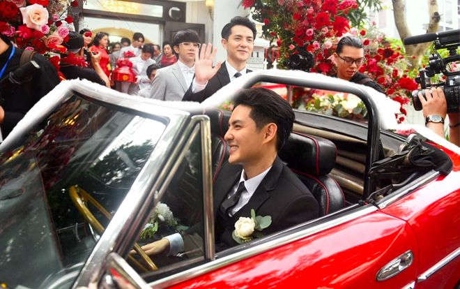Ông Cao Thắng lái siêu xe từng xuất hiện trong MV 'Ta là của nhau' sang nhà gái rước cô dâu Đông Nhi