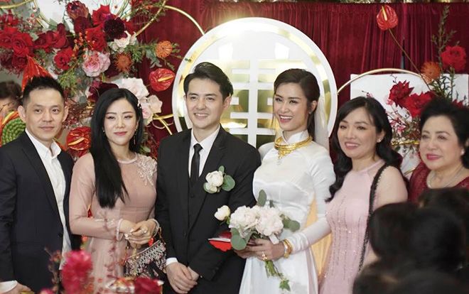 Xong thủ tục đón dâu, Ông Cao Thắng - Đông Nhi tiến hành nghi thức lễ bái gia tiên tại tư gia