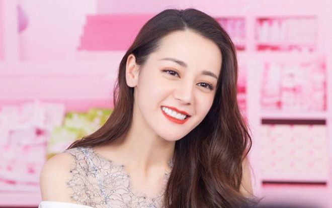 Địch Lệ Nhiệt Ba than thở tiếc thời gian 'chết' vì phải trang điểm quá lâu mỗi ngày