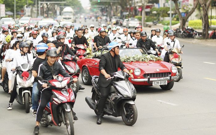 Sướng như Đông Nhi, được dàn fan hùng hậu chạy xe máy 'hộ tống' về nhà Ông Cao Thắng