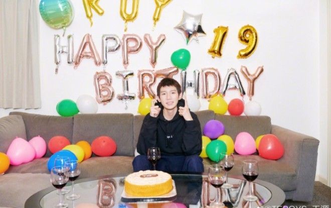 Nhận được lời chúc phúc mới nhớ đến ngày sinh nhật của mình, Vương Nguyên nói: Tôi thấy mình thật may mắn