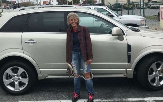 Đi bộ 19 km từ công ty về nhà ròng rã 3 tháng, người phụ nữ được tặng xe hơi