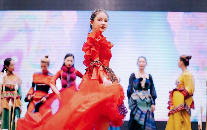 Lê Âu Ngân Anh đi thử váy áo, chuẩn bị tái xuất sàn catwalk
