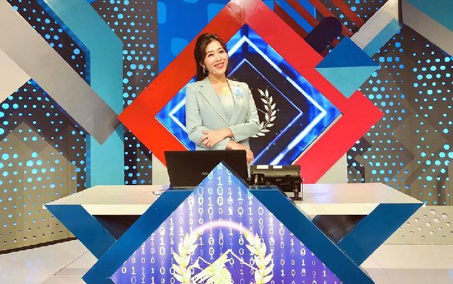 'Màu áo mới' của sân khấu Olympia năm thứ 20 khiến khán giả thích thú nhưng nhan sắc MC Diệp Chi mới là điều đáng chú ý hơn cả